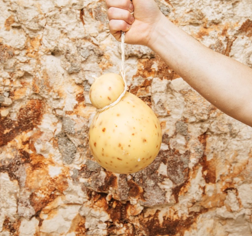 caciocavallo-pugliese-in-grotta