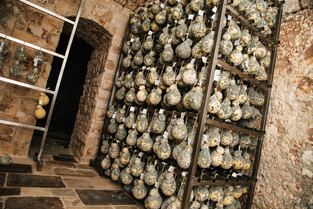 Il Caciocavallo in Grotta del Caseificio La Valle è un formaggio stagionato secondo tradizione, maturato in grotte naturali che garantiscono un microclima unico. Il risultato è un gusto intenso, profumato e persistente: un’autentica eccellenza artigianale perfetta per le festività natalizie.