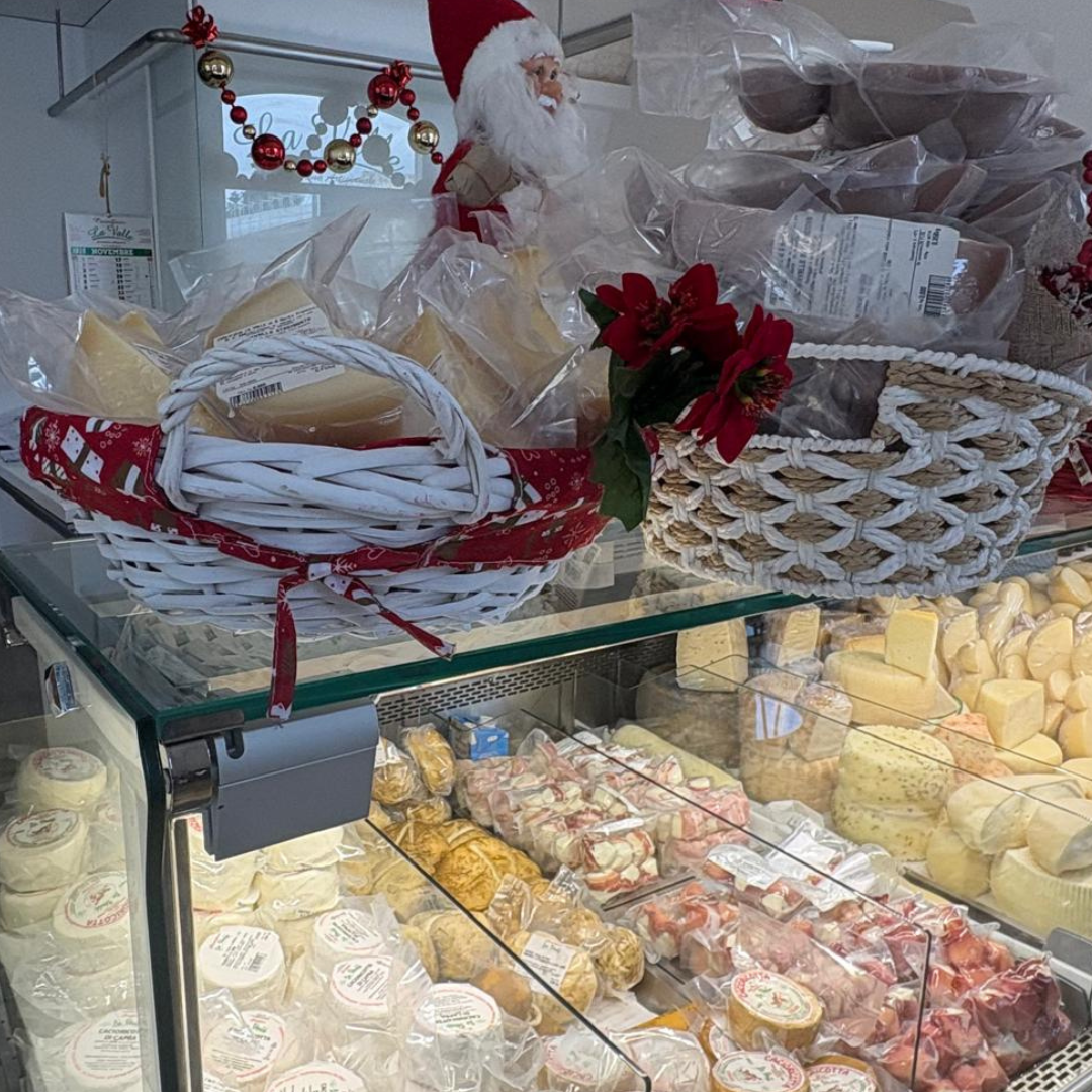 Cestini Assortiti: il regalo che mette tutti d’accordo Gustosi, belli da vedere e soprattutto personalizzabili: puoi riempirli con tutto ciò che la tradizione offre, dai formaggi alle conserve, dai vini ai dolci tipici.